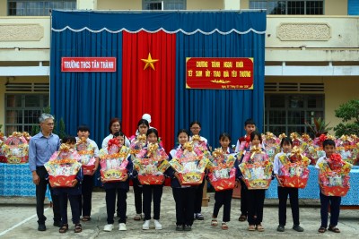 TRAO QUÀ YÊU THƯƠNG – CHIA SẺ YÊU THƯƠNG, ĐÓN TẾT ẤM ÁP