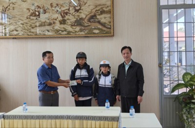 Hình ảnh ghi lại khoảnh khắc đáng nhớ của hai em học sinh tại UBND xã.