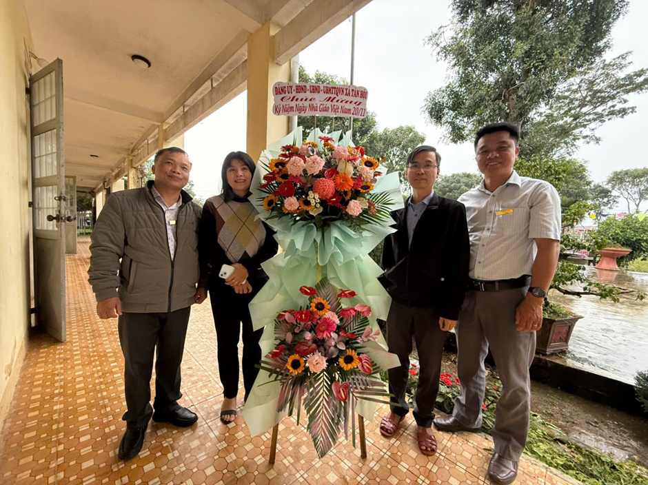 ĐẢNG ỦY – HĐND – UBND – UBMTTQ XÃ TÂN HỘI TẶNG HOA CHÚC MỪNG NGÀY NHÀ GIÁO VIỆT NAM 20/11