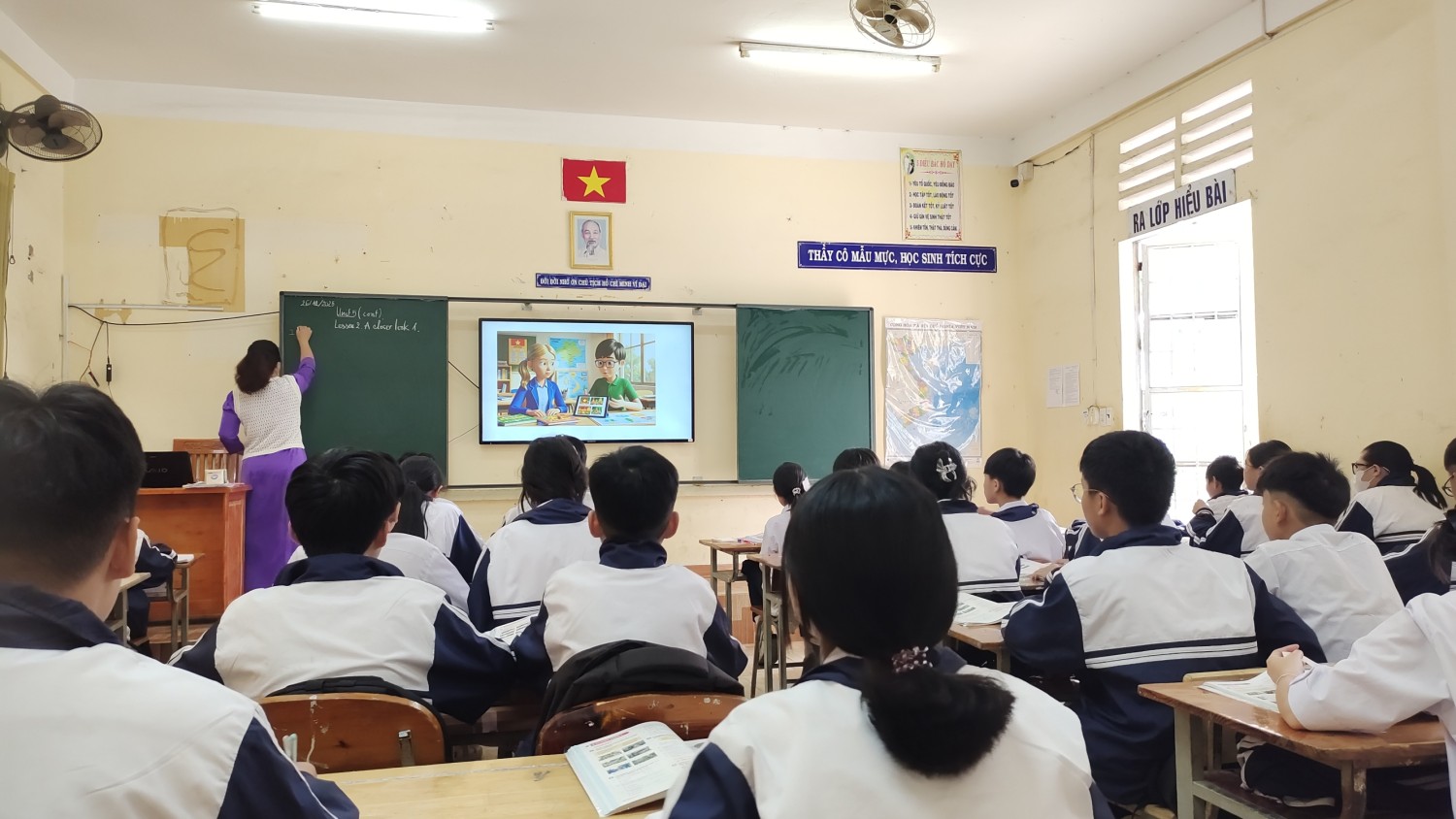 TỔ KHXH DỰ GIỜ TIẾT DẠY THỂ NGHIỆM CHUYÊN ĐỀ “ỨNG DỤNG TRÍ TUỆ NHÂN TẠO (AI) GIÚP HỌC SINH LỚP 8 PHÁT TRIỂN VÀ GHI NHỚ TỪ VỰNG HIỆU QUẢ TRONG HỌC TIẾNG ANH”