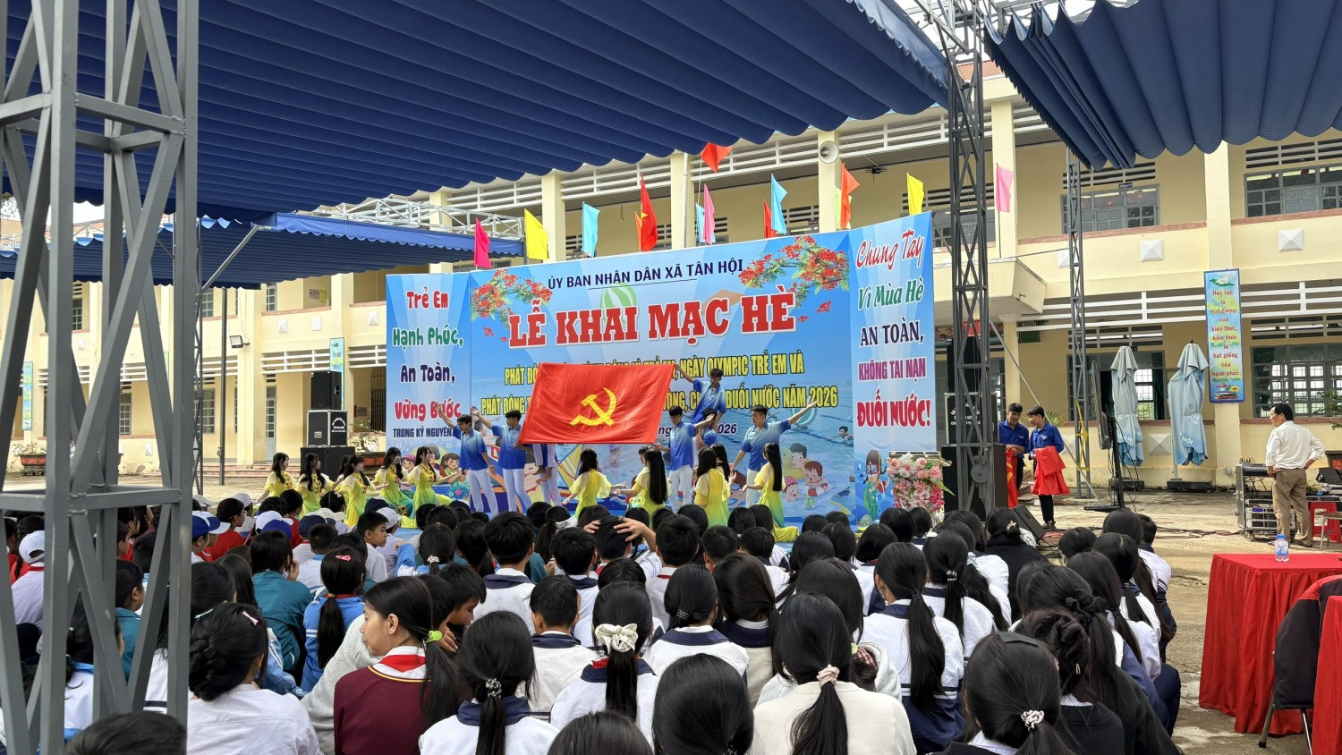 ĐOÀN VIÊN THANH NIÊN VÀ ĐỘI VIÊN TRƯỜNG THCS TÂN THÀNH THAM GIA LỄ KHAI MẠC HÈ NĂM 2026